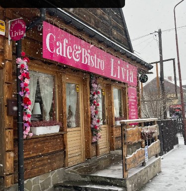 Cafe&Bistro Livia - drewniany budynek z różowym szyldem w Szczyrku